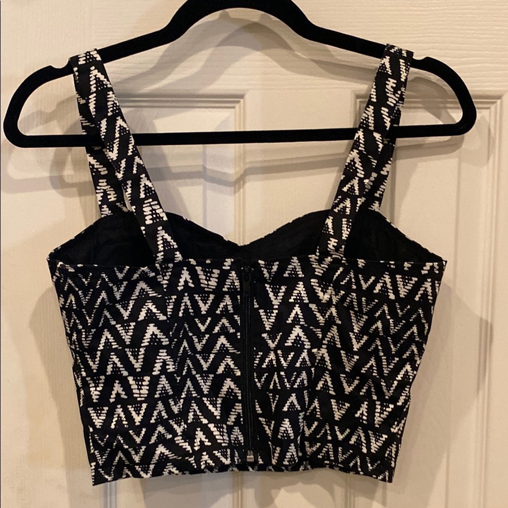 Chic Black and White Patterned Crop Top - Picture 6 of 7